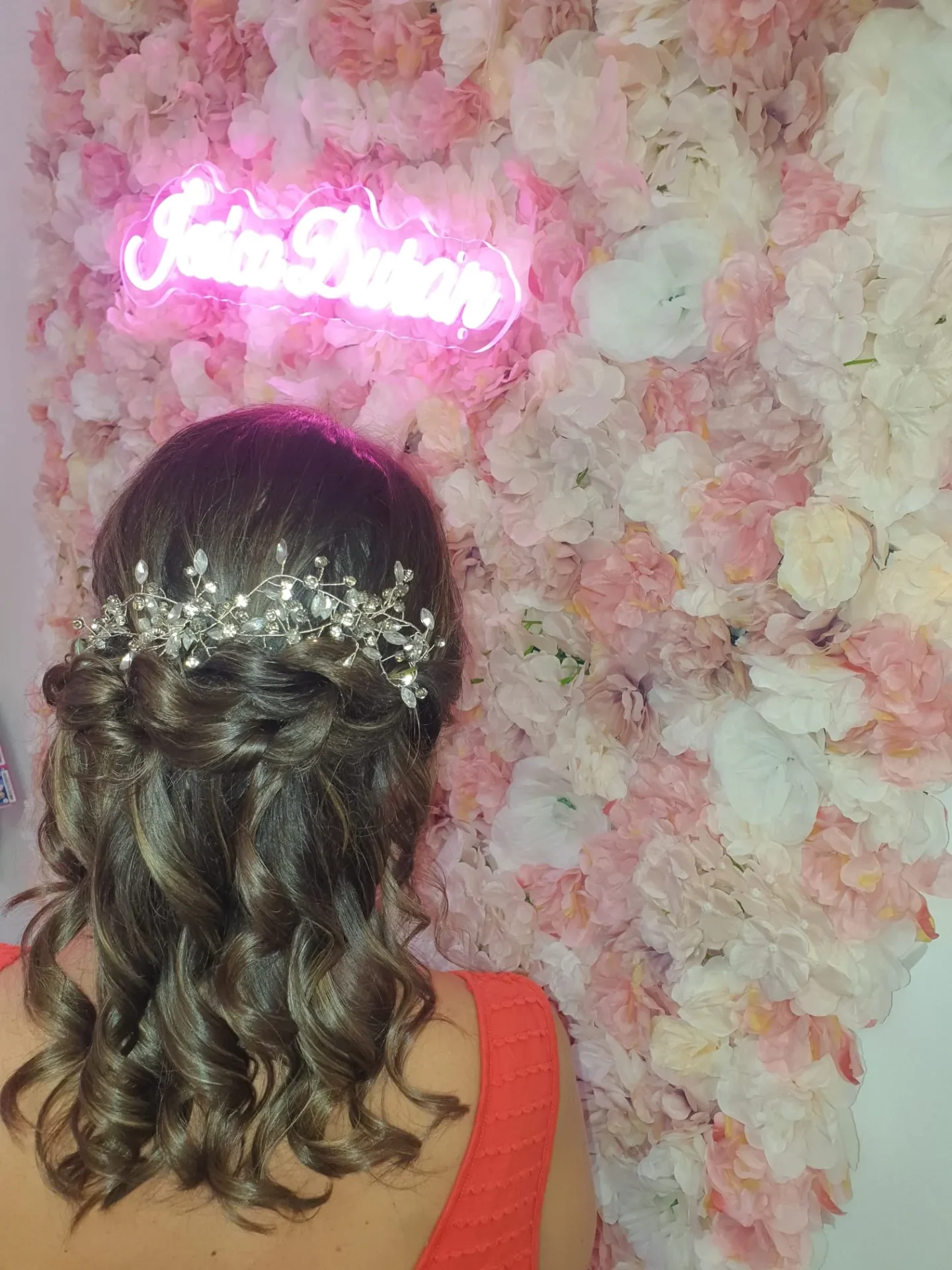 Peinado con tocado floral