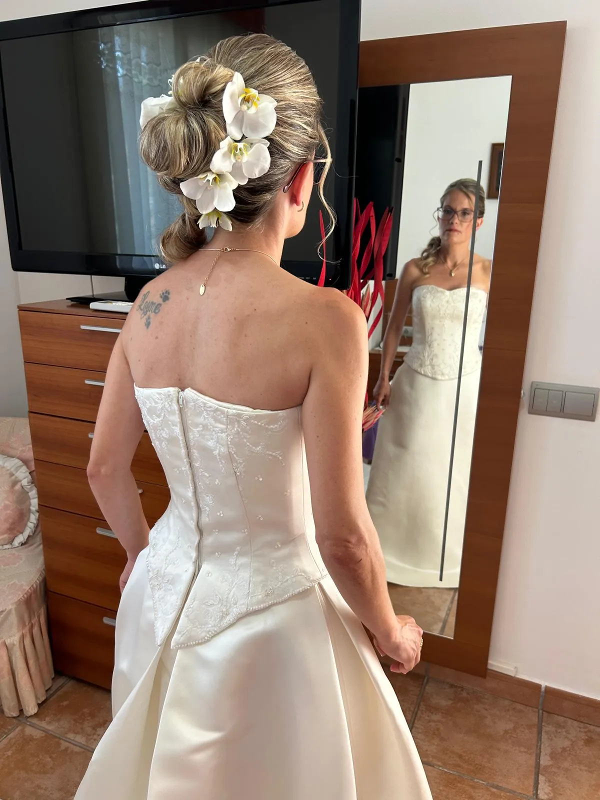 Novia con orquídeas naturales
